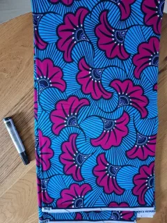 Fleurs de mariage rose sur fond bleu